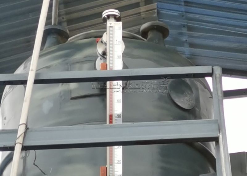 泰信克儀表--防腐內(nèi)襯四氟帶報(bào)警型磁翻板液位計(jì)客戶使用現(xiàn)場(chǎng)